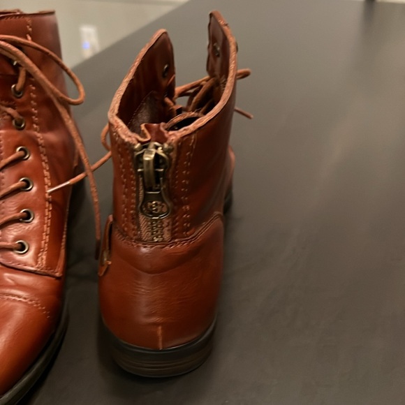 Bass booties in tan Color size 8 M. all vegan material looks like real leather - Picture 6 of 7